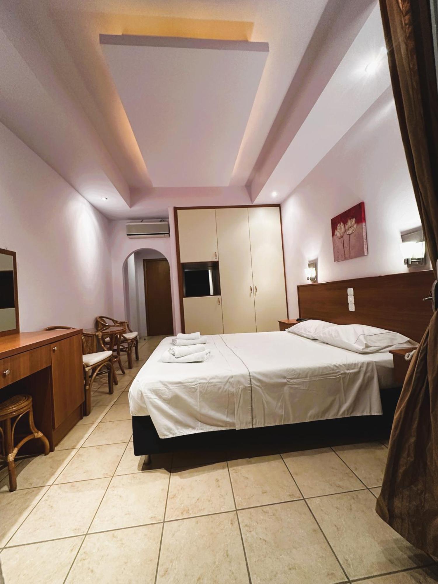Souris Hotel Ровиес Экстерьер фото