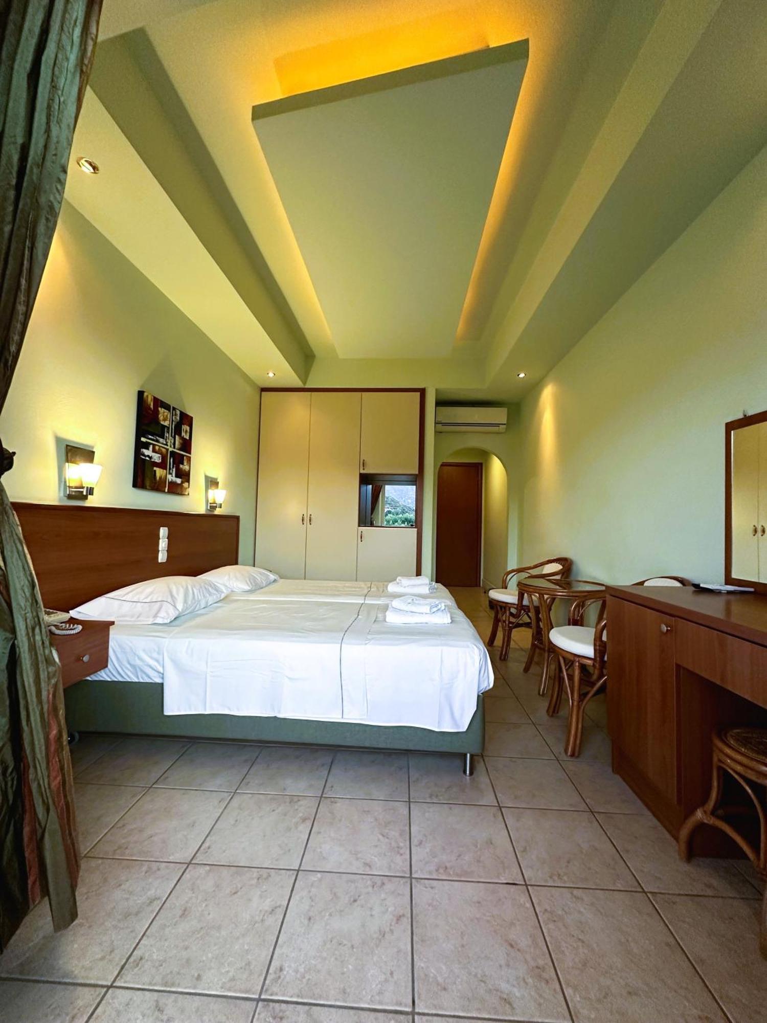 Souris Hotel Ровиес Экстерьер фото