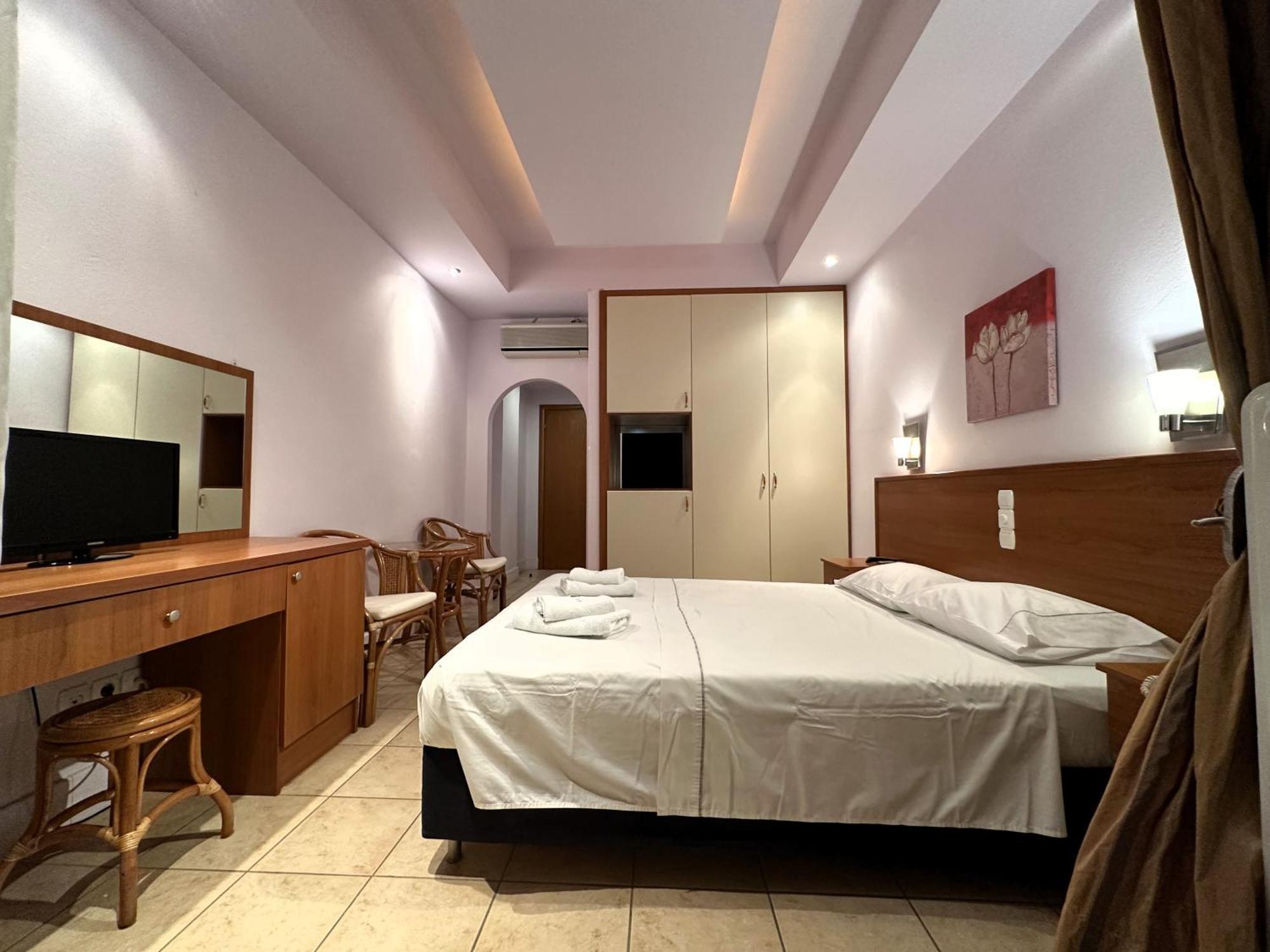 Souris Hotel Ровиес Экстерьер фото